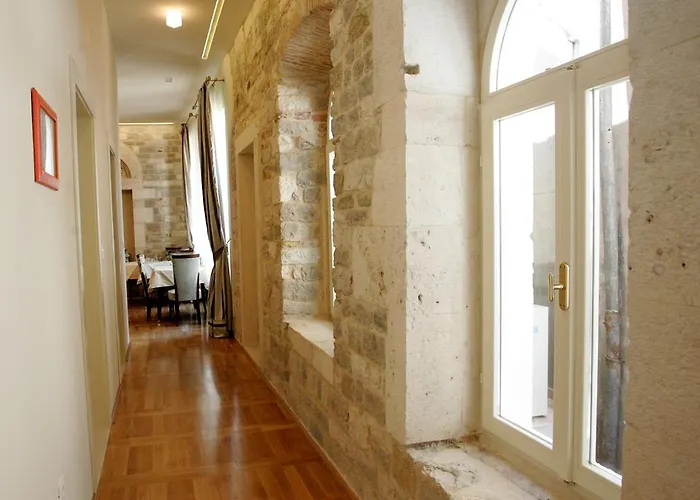 ゲストハウス パレス アウグビオ 4*